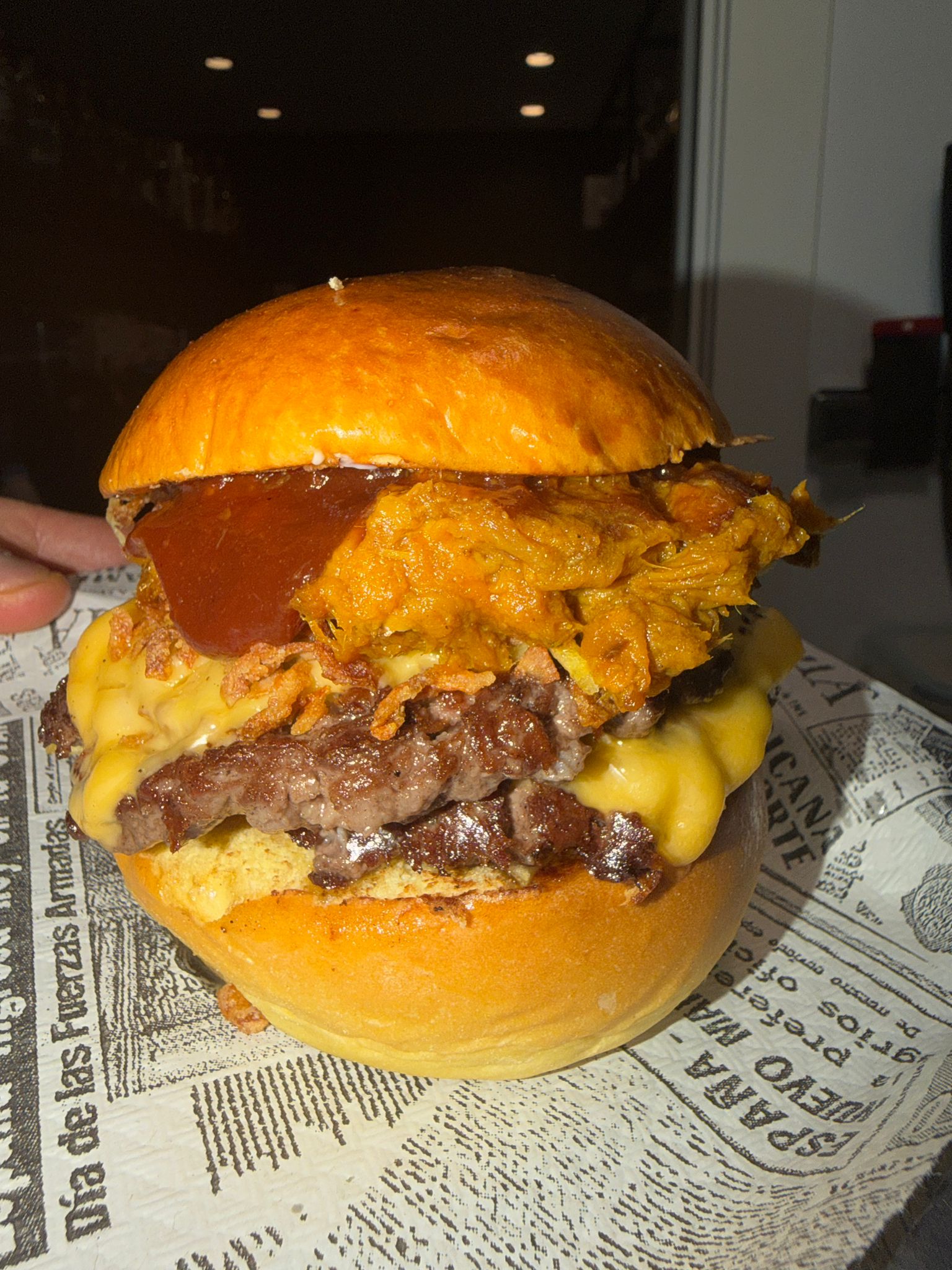 Plato de hamburguesa en Cafetería La Nueva